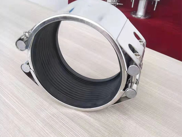 What are the problems encountered in the use of Straub pipe repair clamps